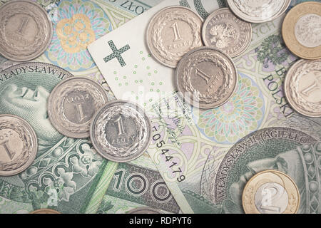 Valuta polacca, stack polacca di banconote e monete in euro. Vista superiore della composizione. Foto Stock