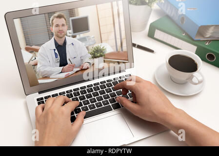 Medico con uno stetoscopio sul computer allo schermo del laptop. La telemedicina o la telesanità concetto. Foto Stock