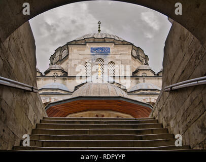 Ingresso con soffitto a volta con una vecchia scala di pietra a una moschea di Istanbul Foto Stock
