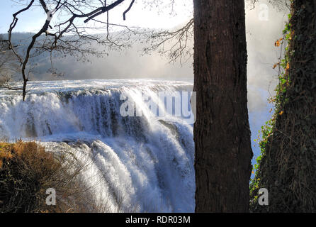 La Bosnia ed Erzegovina. Unà Parco Nazionale. Esso è stato istituito nel 2008 intorno alla parte superiore del fiume n.a. e il fiume Unac. È la Bosnia ed Erzegovina è più recentemente istituito parco nazionale. Lo scopo principale del parco è quello di proteggere la natura incontaminata del n.a. e Unac grandi fiumi che scorrono attraverso di esso. L'unà fiume ha numerose spettacolare canyon, cascate e rapide. Strbacki buk cascata è un 25 m alta cascata sul fiume N.a. (296 m di altitudine). Esso è situato al confine tra la Croazia e la Bosnia ed Erzegovina. Foto Stock