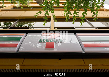 SEOUL, Corea del Sud - circa maggio, 2017: 7-11 convenience store segno. Foto Stock