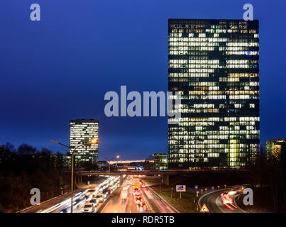 München Monaco di Baviera : autostrada Mittlerer Ring (Anello centrale), traffico, edifici per uffici evidenziare torri (a destra) in Alta Baviera, München, Alta Baviera, B Foto Stock