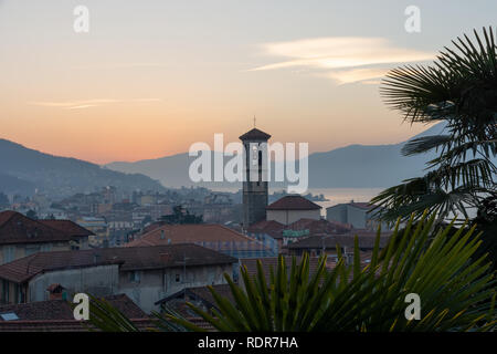 Tramonto a Luino sul Lago Maggiore, Italia Foto Stock