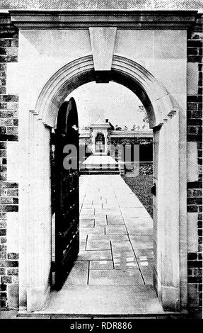 . Giardini per piccole case di campagna . Giardini, inglese. v^s^sammnwum FIG. 283. - Piedi-GATE. FIG. 284.-VISTA TRA DUE PORTE nel giardino murato. Leeswood, vicino a stampo, Emral, Eaton Hall e Shrewsbury furono tra i luoghi che vantava notevoli esempi da loro smithy. Il design della porta illustrata nella Fig. 285 è la guida migliore per la sua attribuzione. Nessuno avrebbe potuto fare in modo che nel 1720 che avevano. Si prega di notare che queste immagini vengono estratte dalla pagina sottoposta a scansione di immagini che possono essere state migliorate digitalmente per la leggibilità - Colorazione e aspetto di queste illustrazioni potrebbero non perfettamente assomigliano al Foto Stock