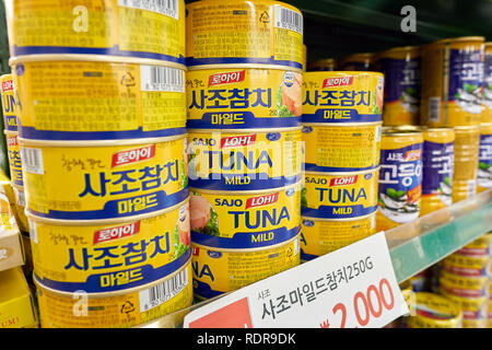 SEOUL, Corea del Sud - circa maggio, 2017: tonno sul display in un negozio di alimentari in Seoul. CU è un negozio catena di franchising in Corea del Sud. Foto Stock