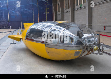 Cherbourg, Francia - 26 agosto 2018: Uno dei bathyscaphes nella grande sala del museo marittimo di Città di mare di Cherbourg, Francia. Foto Stock