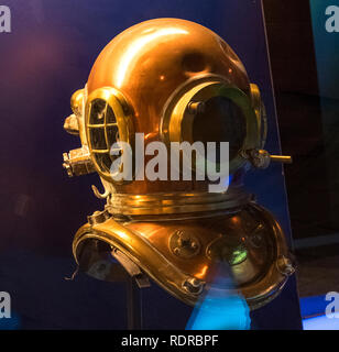 Cherbourg, Francia - 26 agosto 2018: Rame diving casco nel museo marittimo La Cite de la Mer o città di mare di Cherbourg, Normandia, Francia Foto Stock