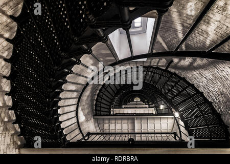 Scala a chiocciola all' interno del centro storico di Sant Agostino Faro (aperto nel 1874) in Sant'Agostino, Florida Foto Stock