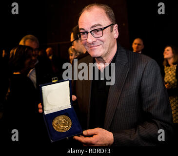 Mainz, Germania. 18 gennaio, 2019. Robert Menasse, scrittore austriaco e vincitore del 2019 Carl Zuckmayer medaglia, detiene il premio nelle sue mani. La medaglia è donato in memoria dello scrittore e drammaturgo che era nato a Nackenheim. Il premio riconosce i meriti per la lingua tedesca ed è presentato annualmente. Credito: Andreas Arnold/dpa/Alamy Live News Foto Stock