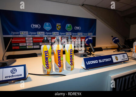 ARNHEM, 18-01-2019, GelreDome, stagione 2018 / 2019, Eredivisie, official sports drink fornitore O'Sonyq durante il match Vitesse - Excelsior Foto Stock