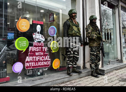 Srinagar Kashmir. 18 gennaio 2019. Le forze indiane stand di avviso dopo sospettati militanti hanno lanciato una granata a Srinagar in Kashmir il 18 gennaio 2019. Sebbene il vetro delle vetrine era dispersa e alcuni veicoli sono stati danneggiati, secondo la polizia non ci sono stati rapporti di vittime. Un'operazione di ricerca è stata avviata dopo che l'attacco per cercare di catturare i responsabili di IT. 18 gennaio, 2019. L'attacco ha avuto luogo poco prima del giorno della Repubblica dell'India che si celebra ogni anno in quanto l'indipendenza il 26 gennaio del credito: Muzamil Mattoo/IMAGESLIVE/ZUMA filo/Alamy Live News Foto Stock