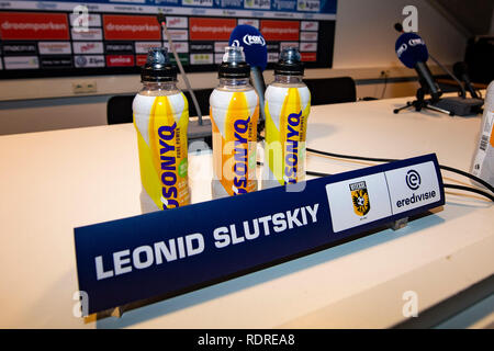 ARNHEM, 18-01-2019, GelreDome, stagione 2018 / 2019, Eredivisie, official sports drink fornitore O'Sonyq durante il match Vitesse - Excelsior Foto Stock