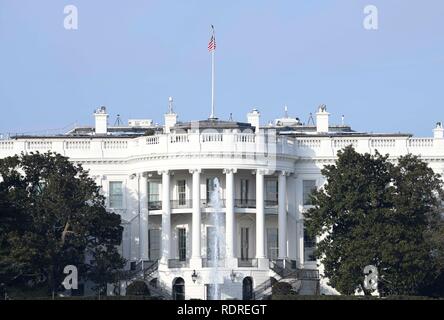 Washington, Stati Uniti d'America. 18 gennaio, 2019. Foto scattata a gennaio 18, 2019 mostra la Casa Bianca di Washington, DC, Stati Uniti. La Casa Bianca ha detto venerdì che il secondo vertice tra Stati Uniti Presidente Donald Trump e Kim Jong Onu, top leader della Repubblica Popolare Democratica di Corea (DPRK), 'avrà luogo vicino alla fine di febbraio.' Credit: Liu Jie/Xinhua/Alamy Live News Foto Stock