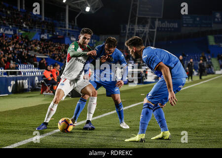 Coliseum Alfonso Pérez, Getafe, Spagna. 18 gennaio, 2019. La Liga calcio, Getafe versus Alaves; Ruben Sobrino (Deportivo Alaves)tiene fuori una doppia sfida durante la partita Credito: Azione Sport Plus/Alamy Live News Foto Stock