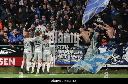 SINT-TRUIDEN, Belgio - 18 Gennaio : i giocatori di Genk celebrare durante la Jupiler Pro League Match Day 22 tra Stvv e KRC Genk il 18 gennaio 2019 in Sint-Truiden, Belgio. (Foto di Vincent Van Doornick/Isosport) Foto Stock