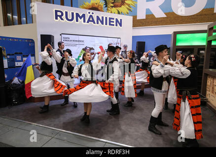 Berlino, Germania. 18 gennaio, 2019. I membri dello staff dance presso lo stand della Romania durante la International Green Week (IGW) Berlino a Berlino, capitale della Germania, a gennaio 18, 2019. La IGW Berlino, una mostra internazionale dei prodotti alimentari, agricoltura e giardinaggio industries, aperto venerdì e durerà fino al gennaio 27, attraendo più di 1.700 espositori provenienti da tutto il mondo. Credito: Shan Yuqi/Xinhua/Alamy Live News Foto Stock