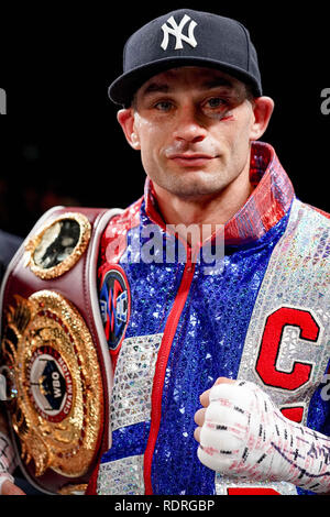 New York, New York, Stati Uniti d'America. 18 gennaio, 2019. CHRIS ALGIERI pone dopo la sconfitta di DANIEL GONZALEZ in un welterweight bout presso il Teatro di Hulu nel Madison Square Garden di New York. Credito: Joel Plummer/ZUMA filo/Alamy Live News Foto Stock