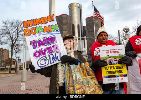 Detroit, Michigan STATI UNITI D'America - 18 Gennaio 2019 - General Motors lavoratori e sostenitori si sono stretti al di fuori sede GM per protestare contro la General Motors' piano di chiusura di cinque impianti di auto negli Stati Uniti e in Canada. Credito: Jim West/Alamy Live News Foto Stock