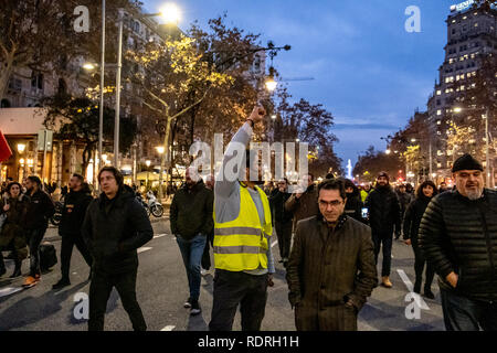 I tassisti sono vedere a piedi durante la dimostrazione. Dopo aver rotto le trattative con il governo della Catalogna, i conducenti dei taxi di Barcellona ritorno a tempo indefinito sciopero occupando Gran Vía di Barcellona. I tassisti sono stati in tour per il centro di Barcellona in una dimostrazione in cui vi sono stati attacchi contro Uber e Cabify piloti con la licenza di VTC. Foto Stock