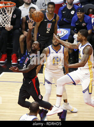 Los Angeles, California, USA. Xvii gen, 2019. Los Angeles Clippers' di Patrick Beverley (21) va al cestello durante un'NBA Basketball gioco tra Los Angeles Clippers e Golden State Warriors Venerdì, Gennaio 18, 2019 a Los Angeles. Credito: Ringo Chiu/ZUMA filo/Alamy Live News Foto Stock