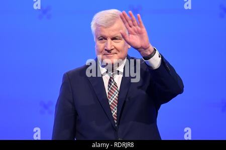 Monaco di Baviera, Germania. 19 gen 2019. L ex leader del partito Horst Seehofer le onde a la CSU festa speciale conferenza per l elezione di un nuovo leader del partito nella piccola Olympic Hall di Monaco di Baviera. Foto: Tobias Hase/dpa Credito: dpa picture alliance/Alamy Live News Foto Stock