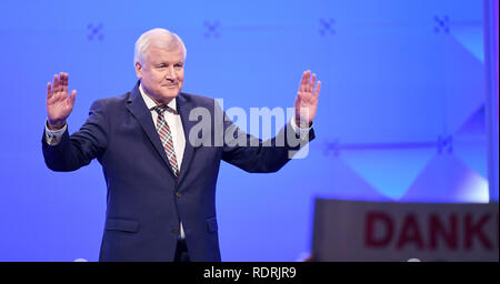 Monaco di Baviera, Germania. 19 gen 2019. L ex leader del partito Horst Seehofer le onde a la CSU festa speciale conferenza per l elezione di un nuovo leader del partito nella piccola Olympic Hall di Monaco di Baviera. Foto: Tobias Hase/dpa Credito: dpa picture alliance/Alamy Live News Foto Stock