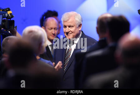 Monaco di Baviera, Germania. 19 gen 2019. L'attuale leader del partito Horst Seehofer (M) lascerà il palco della CSU festa speciale conferenza per l elezione di un nuovo leader del partito nella piccola Olympic Hall di Monaco di Baviera. Foto: Tobias Hase/dpa Credito: dpa picture alliance/Alamy Live News Foto Stock