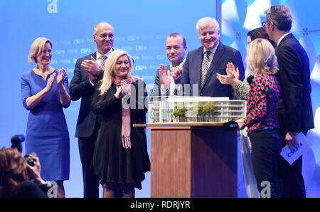 Monaco di Baviera, Germania. 19 gen 2019. La CSU per i membri del consiglio di amministrazione Angelika NIEBLER (l-r) Kurt Gribl, Melanie Huml, Manfred Weber, l ex partito presidente Horst Seehofer e la CSU per i membri del consiglio di amministrazione Dorothee Bär (nascosto), Daniela Ludwig e Markus Blume presente un regalo a Seehofer presso la CSU festa speciale conferenza per l elezione del nuovo presidente di partito nella piccola Olympic Hall di Monaco di Baviera. Seehofer riceve una replica della CSU partito sede per il suo modello ferroviario come un addio al partito sedia. Foto: Tobias Hase/dpa Credito: dpa picture alliance/Alamy Live News Foto Stock