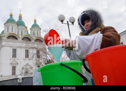 Astrakhan, Russia. 19 gennaio, 2019. I cristiani ortodossi rimanere in coda per l'acqua santa la distribuzione in Astrakhan, Russia. Credito: Maxim Korotchenko/Alamy Live News Foto Stock