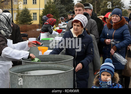 Astrakhan, Russia. 19 gennaio, 2019. I cristiani ortodossi rimanere in coda per l'acqua santa la distribuzione in Astrakhan, Russia. Credito: Maxim Korotchenko/Alamy Live News Foto Stock