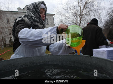 Astrakhan, Russia. 19 gennaio, 2019. I cristiani ortodossi rimanere in coda per l'acqua santa la distribuzione in Astrakhan, Russia. Credito: Maxim Korotchenko/Alamy Live News Foto Stock