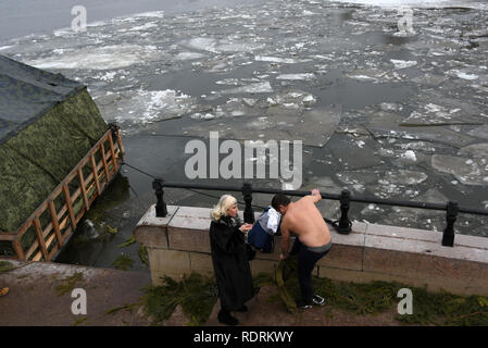 Astrakhan, Russia. 19 gennaio, 2019. Cristians ortodossi sono la balneazione nell'Epifania del fiume Volga in Astrakhan, Russia Credito: Maxim Korotchenko/Alamy Live News Foto Stock