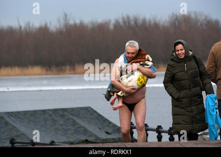 Astrakhan, Russia. 19 gennaio, 2019. Cristians ortodossi sono la balneazione nell'Epifania del fiume Volga in Astrakhan, Russia Credito: Maxim Korotchenko/Alamy Live News Foto Stock