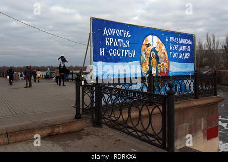 Astrakhan, Russia. 19 gennaio, 2019. Cristians ortodossi sono la balneazione nell'Epifania del fiume Volga in Astrakhan, Russia Credito: Maxim Korotchenko/Alamy Live News Foto Stock