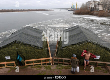 Astrakhan, Russia. 19 gennaio, 2019. Cristians ortodossi sono la balneazione nell'Epifania del fiume Volga in Astrakhan, Russia Credito: Maxim Korotchenko/Alamy Live News Foto Stock