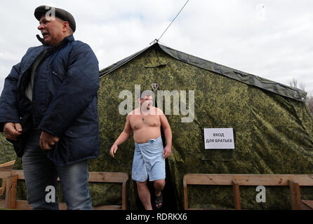 Astrakhan, Russia. 19 gennaio, 2019. Cristians ortodossi sono la balneazione nell'Epifania del fiume Volga in Astrakhan, Russia Credito: Maxim Korotchenko/Alamy Live News Foto Stock