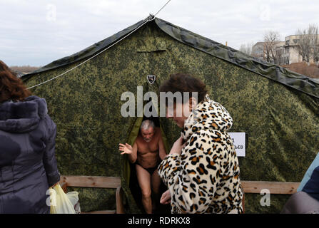 Astrakhan, Russia. 19 gennaio, 2019. Cristians ortodossi sono la balneazione nell'Epifania del fiume Volga in Astrakhan, Russia Credito: Maxim Korotchenko/Alamy Live News Foto Stock