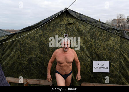 Astrakhan, Russia. 19 gennaio, 2019. Cristians ortodossi sono la balneazione nell'Epifania del fiume Volga in Astrakhan, Russia Credito: Maxim Korotchenko/Alamy Live News Foto Stock