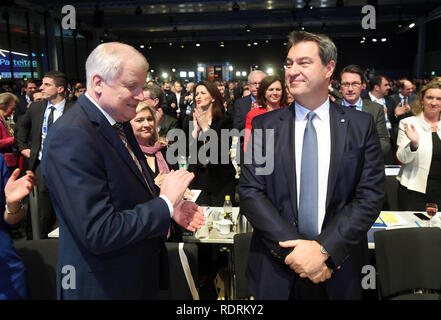 Monaco di Baviera, Germania. 19 gen 2019. L ex leader del partito Horst Seehofer (l-r) si congratula con il neo eletto leader CSU Markus Söder presso la speciale conferenza di partito nella piccola Olympic Hall di Monaco di Baviera. Foto: Tobias Hase/dpa Credito: dpa picture alliance/Alamy Live News Foto Stock