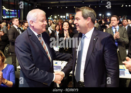 Monaco di Baviera, Germania. 19 gen 2019. L ex leader del partito Horst Seehofer (l-r) si congratula con il neo eletto leader CSU Markus Söder presso la speciale conferenza di partito nella piccola Olympic Hall di Monaco di Baviera. Foto: Tobias Hase/dpa Credito: dpa picture alliance/Alamy Live News Foto Stock