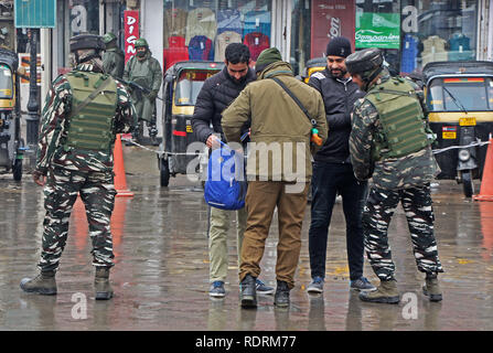 19 gennaio 2019 - Srinagar, Jammu e Kashmir India - le forze di sicurezza indiane cerca i pedoni nella Lal Chowk Srinagar Kashmir il 19 gennaio 2019. La sicurezza è stata potenziata attraverso la valle del Kashmir dopo militanti hanno effettuato gli attacchi granata attraverso il Kashmir.Tuttavia non vi è stata alcuna perdita di vita, la polizia ha detto. (Credito Immagine: © Faisal KhanZUMA filo) Foto Stock