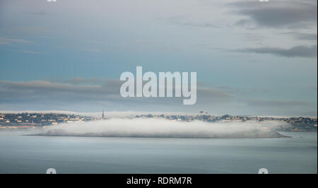 Cobh, Cork, Irlanda. 19 gennaio, 2019. Una coltre di nebbia copre Spike Island oscurando la vista di Cobh, Co. Cork, Irlanda. Credito: David Creedon/Alamy Live News Foto Stock