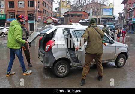 19 gennaio 2019 - Srinagar, Jammu e Kashmir India - le forze di sicurezza indiane cerca un veicolo nella Lal Chowk Srinagar Kashmir il 19 gennaio 2019. La sicurezza è stata potenziata attraverso la valle del Kashmir dopo militanti hanno effettuato gli attacchi granata attraverso il Kashmir.Tuttavia non vi è stata alcuna perdita di vita, la polizia ha detto. (Credito Immagine: © Faisal KhanZUMA filo) Foto Stock