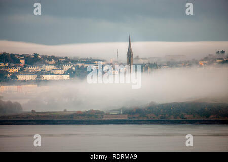 Cobh, Cork, Irlanda. 19 gennaio, 2019. Una coltre di nebbia copre Spike Island oscurando la vista di San Colman's Catherdral in Cobh, Co. Cork, Irlanda. Credito: David Creedon/Alamy Live News Foto Stock