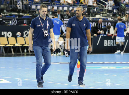 Germania. Berlino, Germania. 17 gen 2019. IHF pallamano uomini del Campionato del Mondo di Berlino, Germania.Coach Guillaume Gille (L) e Didier headcoach Dinart (R) per la Francia durante il warm-up prima che il credito di gioco: Mickael Chavet/Alamy Live News Foto Stock