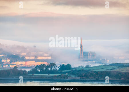 Cobh, Cork, Irlanda. 19 gennaio, 2019. Nebbia mattutina inizia ad avvolgere la città costiera di Cobh, Co. Cork, Irlanda. Credito: David Creedon/Alamy Live News Foto Stock