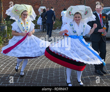 Dpa) - ragazze in costumi di carnevale danza con un tre-anno-vecchio  durante una festa di carnevale presso il municipio di Hannover, Germania, 8  novembre 2003. L inizio ufficiale del carnevale è 11