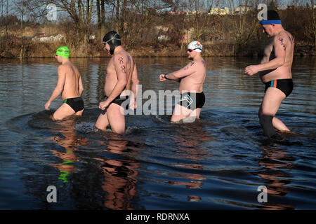 Mlada Boleslav, Repubblica Ceca. Xix gen, 2019. I nuotatori polare prendere parte al tradizionale nuotare nel fiume Jizera in Mlada Boleslav 50 chilometri a nord di Praga nella Repubblica Ceca. Circa duecento nuotatori ha preso parte in presenza di acqua a temperature di 4 gradi Celsius. Credito: Slavek Ruta/ZUMA filo/Alamy Live News Foto Stock