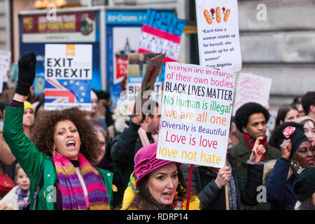 Londra, Regno Unito. 19 gennaio, 2019. Migliaia di donne prendono parte al Global donna marzo dalla BBC Broadcasting House a Trafalgar Square a frequentare un pane & Rose Rally contro austerità organizzato da donna marzo Londra. Credito: Mark Kerrison/Alamy Live News Foto Stock