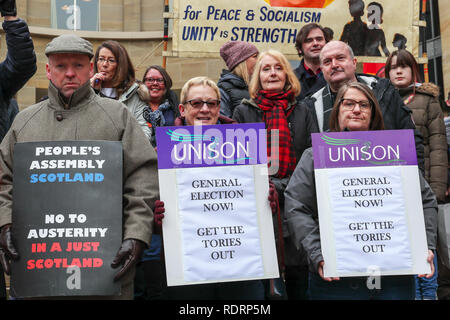 Glasgow, Regno Unito. 19 gennaio 2019. Diverse centinaia di sindacati di attivisti e simpatizzanti hanno partecipato a un rally a Buchanan Street, Glasgow come una manifestazione contro il governo taglia i servizi locali con conseguente perdita di quasi 50.000 posti di lavoro. Diversi i sindacati erano rappresentati tra cui unite, UNISON,RMT, PCS e il carcere di ufficiali dell'Unione Credito: Findlay/Alamy Live News Foto Stock